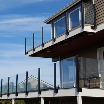 Innere Rahmenlose Glasgeländer Gekrümmte Treppen 10 mm 12 mm Dicke gehärtetes Glas Balkonplatten Rahmenlose Glasbalustrade für Decking