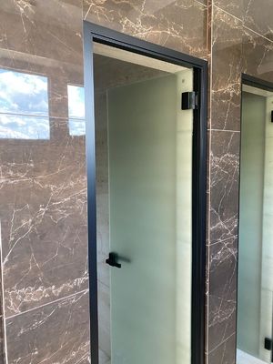 Custom Aluminiumrahmenrahmenlos gehärtet Glas Tür 10mm 12mm gehärtet Glas Türen