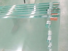 Bohrlöcher auf der Glasplatte